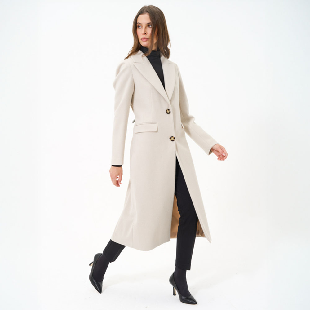 Model &mdash; full look &mdash; white